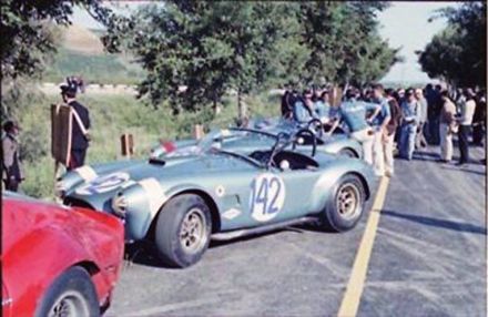 Phil Hill i Bob Bondurant - Shelby Cobra roadster.